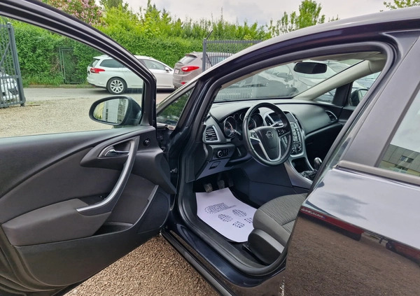 Opel Astra cena 25900 przebieg: 117000, rok produkcji 2012 z Żnin małe 781
